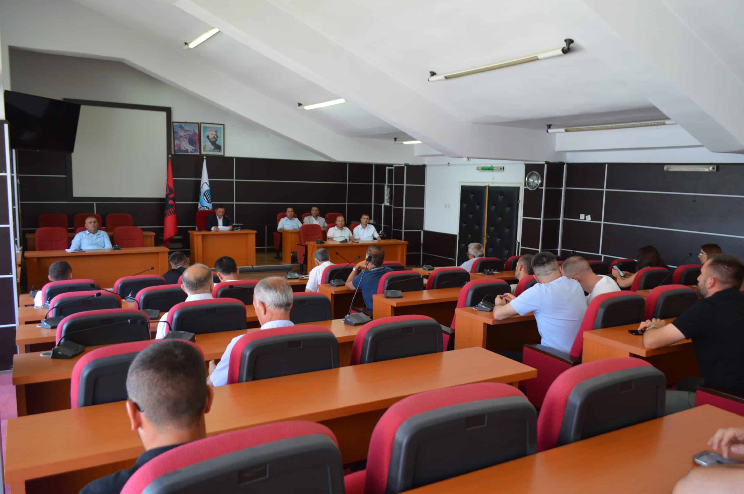 Kryetari Ekrem Kastrati mban takimin e parë publik me qytetarët