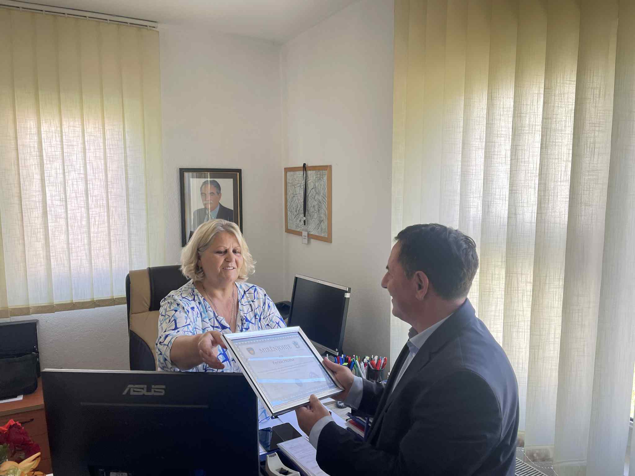 Kryetari Kastrati ndan mirënjohje për koordinatoren e HANDIKOS në Malishevë,  Feride Hoxha
