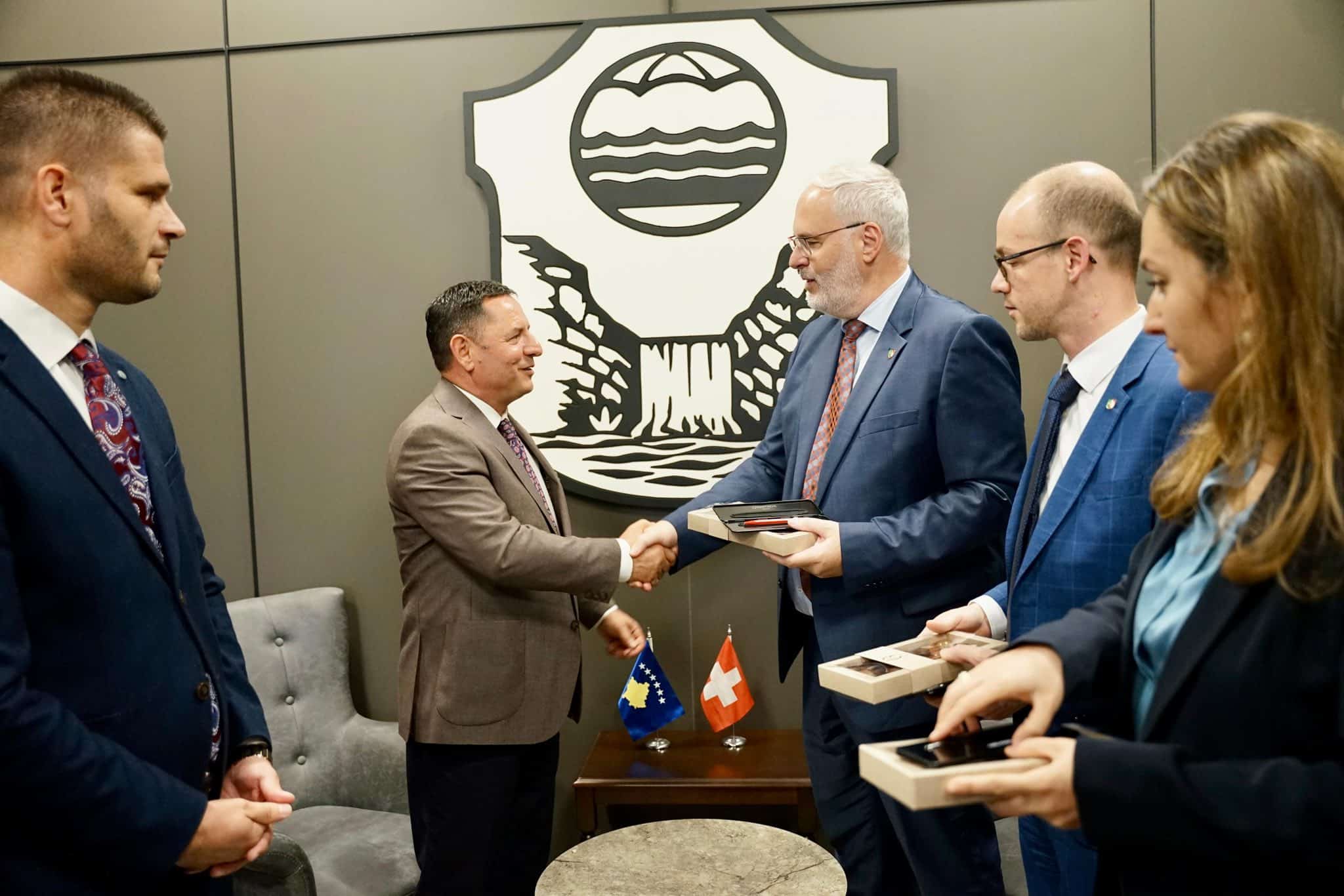 Këshilli i Kryetarëve të Meyrin-it (Zvicër) viziton Malishevën dhe dhuron makineri për mirëmbajtjen e hapësirave publike